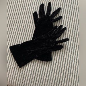 Black stretch velvet dress gloves. Fits size 5-6 hand. Excellent